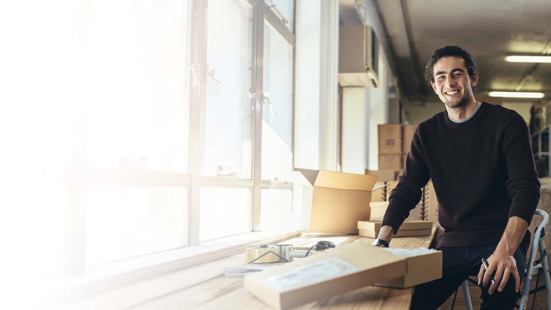 Persona cobrando en su tienda online